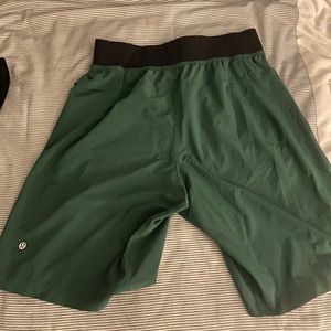 Lululemon 11” MEDIUM